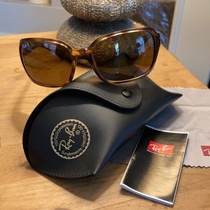 Like-new RayBan sunglasses- light tortoise shell